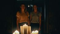 Dark Windows – Um Tilly (Anna Bullard, l.) bei der Trauerbewältigung zu helfen, errichtet Monica (Annie Hamilton, r.) einen Gedenktisch für ihre gemeinsame, verstorbene Freundin Ali.