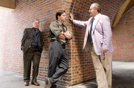 Departed - Unter Feinden – Polizei-Chief Queenan (Martin Sheen, li.) und Sergent Dignam (Mark Wahlberg, Mi.) treffen auf den Gangsterboss Costello (Jack Nicholson, re.).