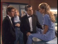 Diagnose: Mord – Im Krankenhaus kümmert sich Jesse (Charlie Schlatter, l.) um Thalia (Jennifer Gareis, r.), die ernährungsbedingte Gesundheitsprobleme hat.