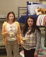 The Middle – So hatten sich Sue (Eden Sher, l.) und Lexie (Daniela Bobadilla, r.) ihren Tag nicht vorgestellt, denn plötzlich tauchen Axl, Hutch und Kenny auf und wollen bei ihnen einziehen ...