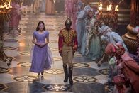 Der Nussknacker und die vier Reiche – L-R: Clara (Mackenzie Foy) und Phillip (Jayden Fowora-Knight)