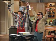 The Big Bang Theory – Haben viel Spaß miteinander: Leonard (Johnny Galecki, r.) und Howard (Simon Helberg, l.) ...