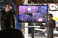 Scorpion – Cabe (Robert Patrick, l.) hofft, dass seine gute Bekannte Hetty Lange (Linda Hunt, r.) dem Scorpion-Team tatsächlich etwas unterstützen kann ...