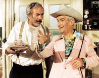Brust oder Keule – Als Restaurantkritiker könnte man meinen Charles (Louis de Funès, r.) würde ein ruhiges ungefährliches Leben führe, doch als er sich mit dem Lebensmittelhersteller Tritctal anlegt, wandelt sich von einer Sekunde auf die andere alles ...