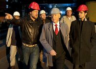 Der letzte Bulle – Schon bald erfahren Mick (Henning Baum, l.) und Andreas (Maximilian Grill, r.), dass die ermordete Journalistin erst kürzlich über den Industriellen Berthold von Baranki (Dietrich Hollinderbäumer, M.) eine pikante Enthüllungsstorys veröffentlicht hat. Grund genug für einen Mord?; Schon bald erfahren Mick (Henning Baum, l.) und Andreas (Maximilian Grill, r.), dass die ermordete Journalistin erst kürzlich über den Industriellen Berthold von Baranki (Dietrich Hollinderbäumer, M.) eine pikante Enthüllungsstorys veröffentlicht hat. Grund genug für einen Mord?