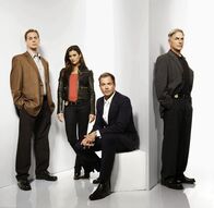 Navy CIS – (6. Staffel) - Untersuchen Verbrechen, die auf irgendeine Weise mit der US-Navy oder dem Marine Korps zu tun haben: Tim McGee (Sean Murray, l.), Ziva David (Cote de Pablo, 2.v.l.), Anthony DiNozzo (Michael Weatherly, 2.v.r.) und Leroy Gibbs (Mark Harmon, r.) ...