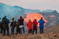 Leben mit Vulkanen – Zum ersten Mal seit 800 Jahren überziehen Lavaströme die Berghänge der isländischen Halbinsel Reykjanesskagi – ein spektakuläres Naturschauspiel.