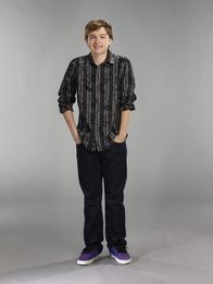 Two and a Half Men – (9. Staffel) - Der etwas begriffsstutzige Jake Harper (August T. Jones) liebt das Essen und Fernsehen ...