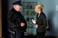 Polizeiruf 110 – Polizeihauptmeister Horst Krause (Horst Krause) gelingt es nicht, die Schuldirektorin Bärbel Strasser (Corinna Kirchhoff) zur Kooperation mit der Polizei zu bewegen.