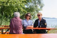 WaPo Bodensee – Nele Fehrenbach (Floriane Daniel, r.) und Julia Demmler (Wendy Güntensperger, M.) warnen den Vereinsvorsitzenden Uli Albrecht (Bernd Tauber, l.), auf eigene Faust zu ermitteln.