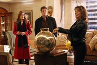 Castle – Die Spuren eines DNA-Tests führen Castle (Nathan Fillion, M.) und Beckett (Stana Katic, l.) zu Samantha Voss (Nancy Grahn, r.), die bei ihrem Ehestreit alles verloren hat ...