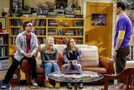 The Big Bang Theory – Haben mit großen persönlichen Herausforderungen zu kämpfen: Leonard (Johnny Galecki, l.), Penny (Kaley Cuoco, 2.v.l.), Amy (Mayim Bialik, 2.v.r.) und Sheldon (Jim Parsons, r.) ...
