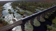 Traumzüge – Jede Etappe hat es in sich: Der „Pride of Africa“ fährt auf dem Streckennetz des Unternehmens Rovos Rail durch pulsierende Städte, weite Landschaften und über imposante Brücken in Südafrika.