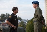 Super 8 – Schon bald wird Joes Vater (Kyle Chandler, l.) klar, Hilfssheriff des Ortes, dass Oberst Nelec (Noah Emmerich, r.) irgendetwas Unheimliches und Gefährliches jagt ...