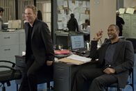 Common Law – In Beverly Hills gab es eine Serie von Autodiebstählen. Da einer der Vorfälle auch im Bereich des LAPD stattgefunden hat, wird eine gemeinsame Einsatzgruppe gebildet. Die Leitung hat Phil (Greg Germann, l.), der frühere Partner von Travis, der mit seinem neuen Partner Morgan (Henry Simmons, r.) eine dicke Welle vor sich herschiebt ...