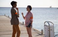 Deadly Tropics – Gaëlle Crivelli (Beatrice de la Boulaye, r.) zeigt vollen Einsatz bei den Ermittlungen. Ihre neue Kollegin und Vorgesetzte Mélissa Sainte-Rose (Sonia Rolland, l.) weiß nicht, was sie davon halten soll.