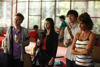 Community – Britta und Jeff müssen sich mit Kelly (Jillian Rose Reed, 2.v.l.), Scott (Dean Collins, l.) und Mark (Jared Kusnitz, 2.v.r.), drei vorlauten Highschool-Schülern herumschlagen, deren kindisches Verhalten sie auf die Palme bringt. Doch als Jeff Marks Mutter (Lisa Rinna, r.) kennenlernt, hat er einen Plan, dies zu ändern ...