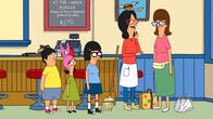 Bob's Burgers – Lindas Schwester Gayle (r.) kommt unerwartet vorbei und möchte die ersten Tage ihrer "Eat Pray Love"-Tour um die Welt bei Linda (2.v.r.), Bob, Louise (2.v.l.), Gene (l.) und Tina (M.) verbringen ...