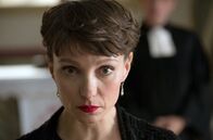 Unterm Birnbaum – Ursel (Julia Koschitz) ist mit ihrer Lebenssituation zunehmend überfordert.