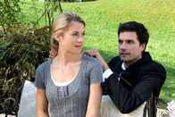 Sturm der Liebe – ARD STURM DER LIEBE FOLGE 1643 Uhr im ERSTEN. Marlene (Lucy Scherer, l.) träumt, Konstantin (Moritz Tittel, r.) legt ihr die Kette um, die eigentlich für Natascha gedacht war.