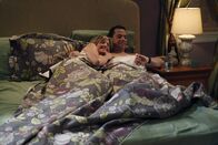 Two and a Half Men – Lyndsey (Courtney Thorne-Smith, l.) sagt Alan (Jon Cryer, r.) dass sie ihn liebt und fragt ob er sie auch liebe. Nach einigem zögern gesteht auch Alan seiner Freundin die Liebe für sie ein. Auf die anschließende Frage nach dem Zusammenleben war Alan allerdings nicht vorbereitet ...