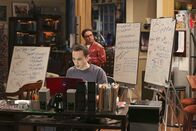 The Big Bang Theory – Müssen sich gegen mobbingartige Kritik aus dem Internet wehren: Sheldon (Jim Parsons, l.) und Leonard (Johnny Galecki, r.) ...