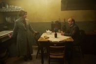 Zeugin der Anklage – Alice (Hayley Carmichael) und John Mayhew (Toby Jones)