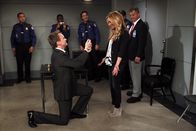 How I Met Your Mother – Barney (Neil Patrick Harris, vorne l.) macht mittels eines Zaubertricks Quinn (Becki Newton, vorne r.) einen Heiratsantrag. Doch wie wird sie darauf reagieren?