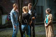 Tatort – Das Ermittlungsteam bespricht sich auf dem Ackermatchplatz – v.li.: Adam Schürk (Daniel Sträßer), Pia Heinrich (Ines Marie Westernströer), Leo Hölzer (Vladimir Burlakov), Esther Baumann (Brigitte Urhausen)
