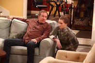 Last Man Standing – Als Teil ihres Trainings versucht Eve (Kaitlyn Dever, r.), ihren Vater Mike (Tim Allen, l.) in einem Überraschungsmoment zu attackieren ...
