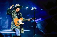 Zucchero - Sugar Fornaciari – Zucchero, der Maestro des italienischen Blues aus dem kleinen Ort Roncocesi in der Emilia Romagna, rockt die großen Bühnen der Welt.