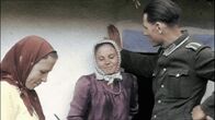 Apokalypse Zweiter Weltkrieg – Ukraine, August 1941 - Ein deutscher Soldat unterhält sich mit einer jungen Ukrainerin.