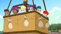 SuperHero Kindergarten – Die Kinderfahren mit einem Heißluftballon.