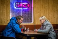 Safe House – Robert (Christopher Eccleston, l.) trifft sich mit seiner ehemaligen Kollegin Becky (Christine Tremarco, r.). Er will mit ihr nochmal die Ereignisse durchgehen, die sich rund um Susans Tod abgespielt haben.