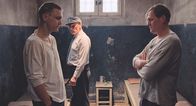 Große Freiheit – Wieder und wieder landet Hans (Franz Rogowski, l.), der Wiederholungstäter, im Gefängnis. Und immer ist da Viktor (Georg Friedrich, r.), der Lebenslängliche. Sie kennen sich.
