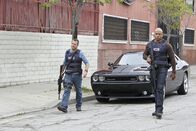 Navy CIS: L.A. – Untersuchen einen neuen Fall: Callen (Chris O'Donnell, l.) und Sam (LL Cool J, r.) ...