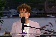 Comedy vom Rhein Spezial – In diesem Spezial wird es musikalisch: Matthias Ningel, Kabarettist und Musiker, singt neben wortwitzigen Stand-ups die schönsten und witzigsten Lieder aus seinem aktuellen Programm - in dieser ungewöhnlichsten Comedy-Outdoor- Show im Südwesten.