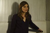 Castle – Noch ahnt Beckett (Stana Katic) nicht, dass es viel schwieriger als gedacht wird, den angeblichen Experimentator auszutricksen und ihm zu entkommen ...