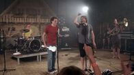 Checker Julian – Julian (2.v.li.) spielt mit LaBrassBanda und Bandleader Stefan Dettl (2.v.re.) auf der Bühne beim Konzert seinen Checker-Song auf Bayerisch.