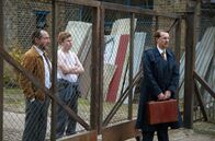 ZERV - Zeit der Abrechnung – Hajo Gärster (Thorsten Merten, l.), Reiko Böttcher (Leon Seidel, M.) und Anwalt Dr. Würz (Steffen C. Jürgens, r.) beobachten angespannt die polizeilichen Untersuchungen vor dem Werksgelände.