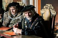 Wolf Hall – Die Lords besprechen die prekäre Situation der Rebellion. Fitzwilliam (James Larkin, re.) ist anderer Meinung als Richard Riche (Tom Mothersdale, li.).