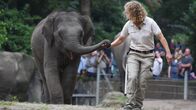 Leopard, Seebär & Co. – Elefantenpflegerin Felicitas Imaschewski ist mit Anjulis Lernerfolgen sehr zufrieden.