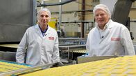 Der Vorkoster – Wie werden Butterspekulatius im großen Stil gebacken? Der Vorkoster Björn Freitag (r) lässt sich die industrielle Herstellung von Martin Eschweiler zeigen.