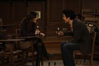 How I Met Your Mother – Ted (Josh Radnor, r.) lernt die Wirtschaftsstudentin Cindy (Rachel Bilson, l.) kennen und ist von ihr total beeindruckt. Doch wird das so bleiben?