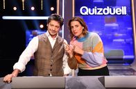 Quizduell - Olymp – Die Kandidat:innen des Teams "Traumpaar": Der Schauspieler Fritz Karl (l.) und die Schauspielerin Elena Uhlig (r.).