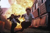 James Bond 007: GoldenEye – James Bond (Pierce Brosnan) und Natalya Simonova (Izabelle Scorupco) sind dem Anschlag von Janus nur knapp entkommen