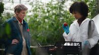 The Fortress – Die Biologin Esther (Selome Emnetu, re.) untersucht auf einer Plantage einige auffällige Tomaten