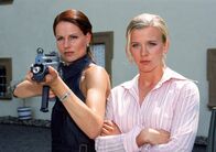 Wilde Engel – Franziska (Susann Uplegger) und Lena (Eva Habermann, re.) sind außer sich vor Wut. Gemeinsam mit Chris Rabe sind sie in eine Waffenfabrik eingebrochen, in dem Glauben, dass sie im Auftrag von Grossmann handeln.