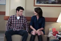 How I Met Your Mother – Als Marshall gemeinsam mit Barney in Atlantic City ist, setzen bei Lily die Wehen ein. Marshall ist verzweifelt und versucht alles, um in New York zu sein, bevor das Baby da ist. Währenddessen versuchen Ted (Josh Radnor, l.) und Robin (Cobie Smulders, r.), Lily von ihren schmerzhaften Wehen abzulenken ...
