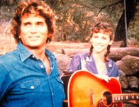 Ein Engel auf Erden – Jonathan (Michael Landon, l.) ist von Saras (Michele Greene, r.) musikalischem Talent sehr beeindruckt.